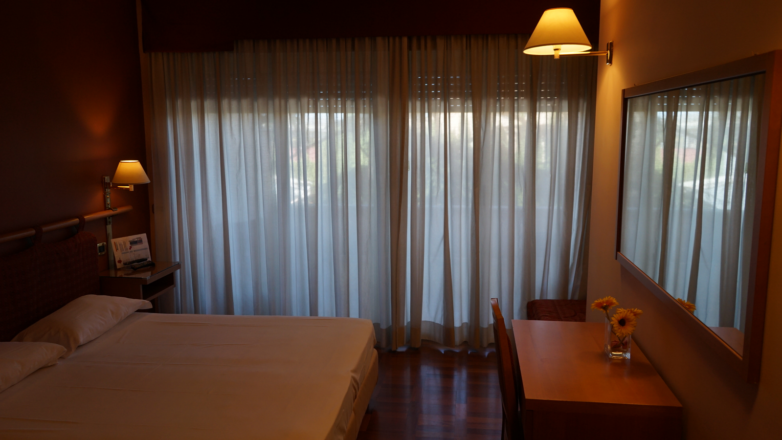 Escritorio y cama en la habitación