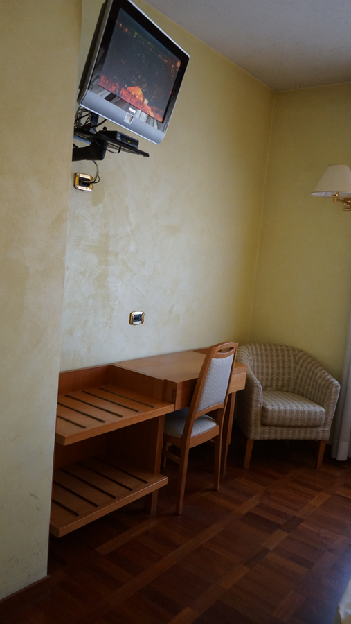 Rincón con TV y sillón