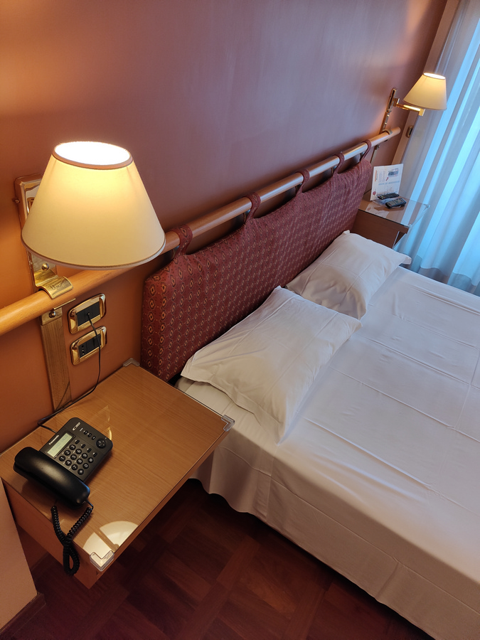 Cama y mesilla de noche en la habitación