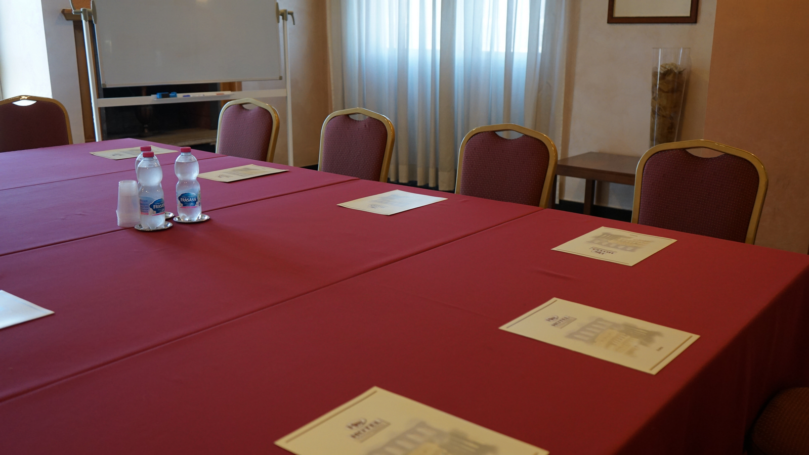 Mesa de trabajo en la sala de reuniones